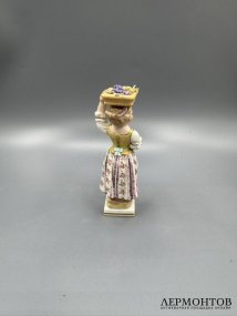 Статуэтка «Девушка с виноградом и корзиной на голове». Фарфор, роспись, Meissen, Германия, начало 20 века